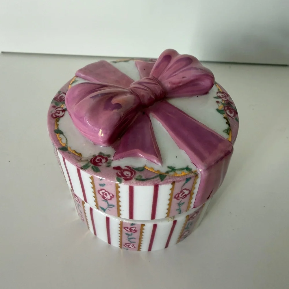 Pink and White Ceramic Gift Box - Picture 4 of 7